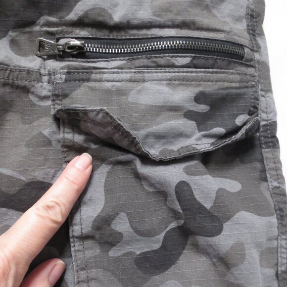 WT02 mens SHORTS camo GRAY stretch waist CARGO pull on DRAWSTRING size M - Picture 2 of 11